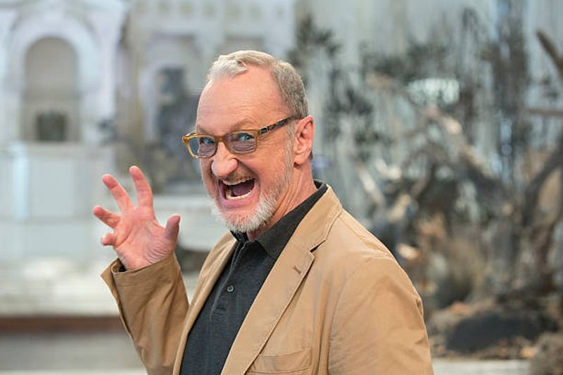 ο Freddy Krueger ξεχωρίζει όχι μόνο για την τρομακτική παρουσία του αλλά και για το πώς ενσωματώνει θέματα φόβου και εκδίκησης μέσα στα όνειρα 
